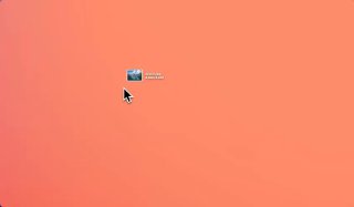 Скриншот стола с выделенным файлом изображения на однотонном фоне — иллюстрация сжатия изображений без потери качества.