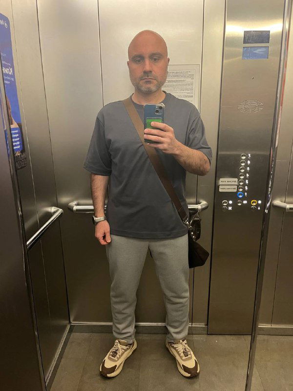 Фото в зеркале лифта: автор в повседневной одежде, полный рост, демонстрация текущего внешнего вида после изменений в весе.