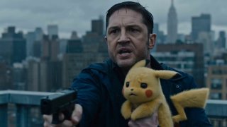 Городская сцена: мужчина с пистолетом держит мягкую игрушку покемона, контраст насилия и комичного аксессуара, яркий центр кадра.