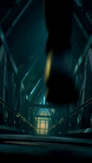 Динамичный кадр снизу — нога на переднем плане в длинном коридоре с металлической архитектурой и холодным кинематографическим освещением.