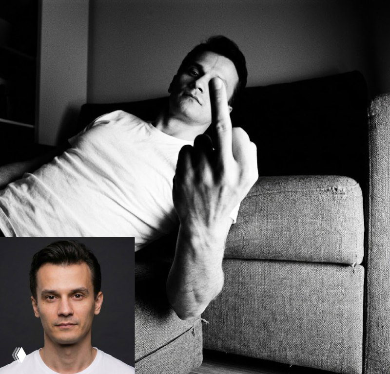 Чёрно-белая фотография с жестом средней тяжести рукой в сторону камеры рядом с маленькой вставкой фото-референса, пример смешения стилей и лиц.