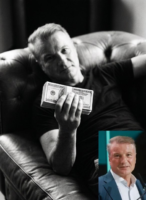 Чёрно-белый портрет мужчины на диване с пачкой денег в руке и маленьким цветным референсом в углу, тесты на лицо и композицию.