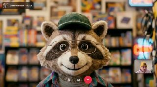 Стилизованный енот в очках как аватар с ярким офисным фоном и полками с играми, демонстрация мультяшной анимированной модели для стримов.