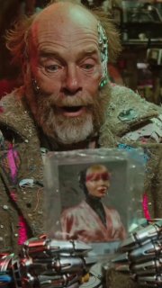 Портрет персонажа с имплантами и ретрофутуристическим антуражем, подчёркнутая текстура и странная эмоциональность кадра.