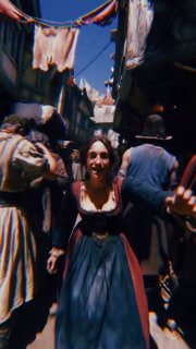 Уличная сцена с динамиčной перспективой и плотным визуальным шумом, ощущение постапокалиптического рынка в мире фильма.