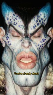 Экспрессивный грим и фантастический макияж персонажа, контрастный, почти театральный приём в визуальном сторителлинге.