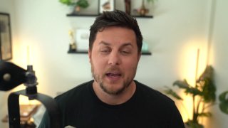 Портретный кадр блогера: человек перед микрофоном в домашней студии — реалистичная генерация лица и окружения для talking‑head сцен.