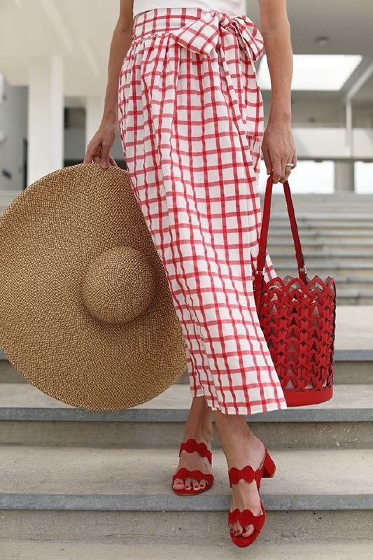 Низ в бело‑красную клетку с красными аксессуарами и плетёной шляпой — пример, как добавить фактуру и аксессуары к бело‑красной палитре.