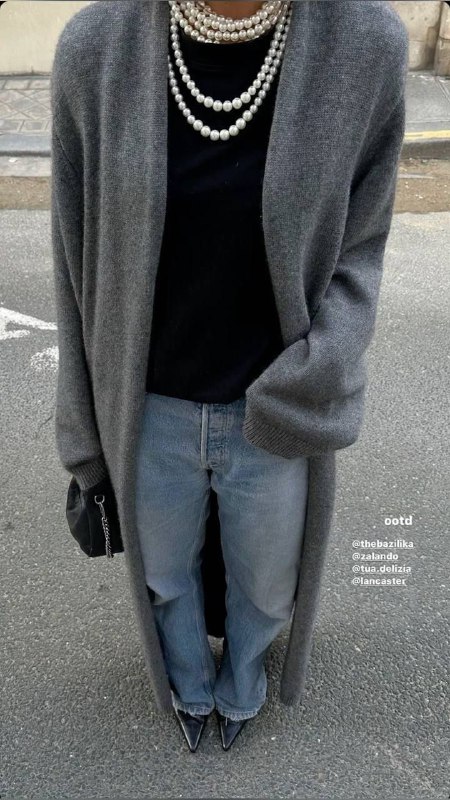 Серый кардиган в сочетании с жемчужными украшениями: образ передаёт уют и осознанную грацию благодаря детали.