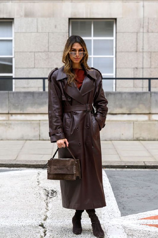 Городской стиль: длинное кожаное или лакированное коричневое пальто, очки и сумка — сочетание фактуры и статуса в образе.