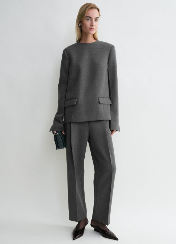 Серый костюм из мягкой структуры: ровные силуэты и строгие линии, визуализация состояния порядка и фокуса в гардеробе.