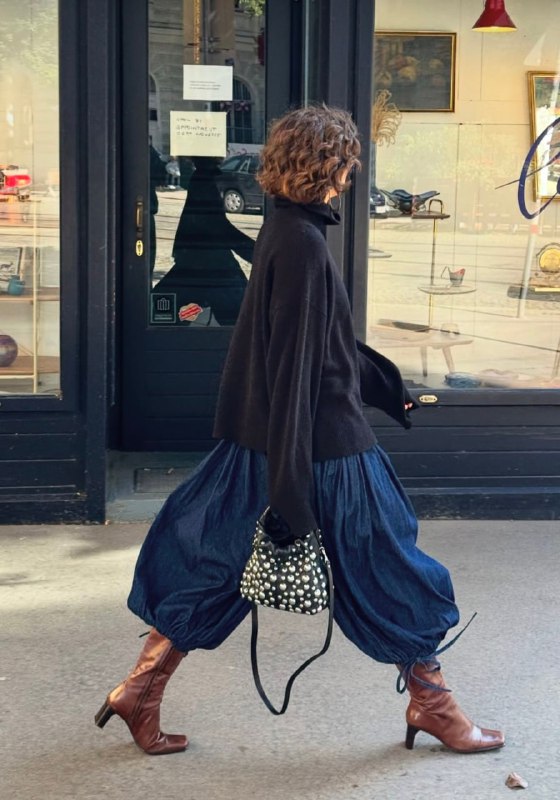 Уличный кадр: объёмная юбка и асимметричный верх, сочетание округлых и воздушных форм, ассоциация с кругом и уютом.