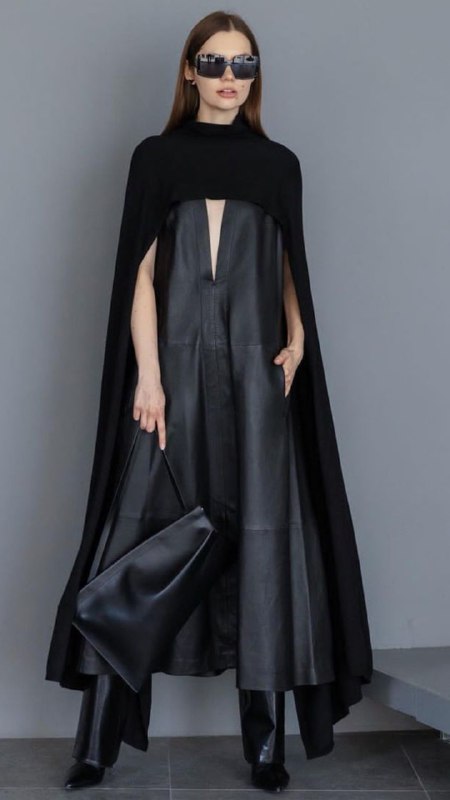 Эффектное платье с кейпом и кожаными элементами, комбинирование прямых и драматичных линий, асимметрия и творческий акцент.