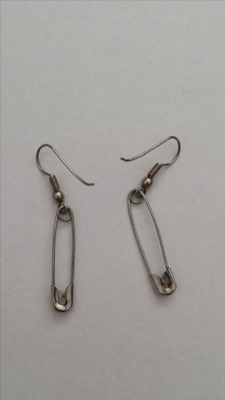 Булавки и лезвия: что скрывается за выбором украшений