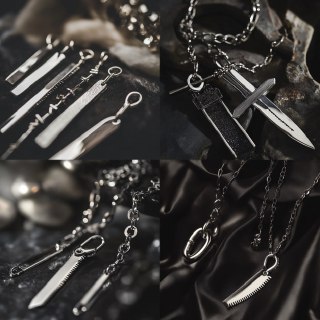 Коллаж тёмных фотографий металлических подвесок и лезвий: кресты, мини-лезвия и цепочки на грубом фоне — стилизованная съёмка аксессуаров с острыми формами.