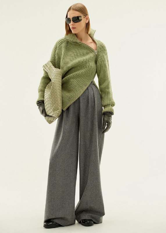 Показная съёмка: оливковый вязаный свитер и серые широкие брюки — природная комбинация, успокаивающая образ и создающая равновесие.