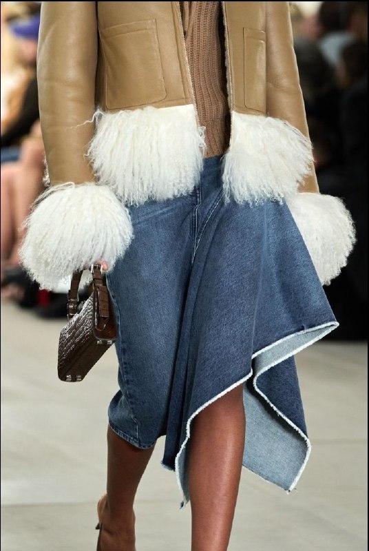 Крупный план образа на подиуме: светлый короткий мех на манжетах и подоле, сочетание с джинсовой тканью — акцент на структурной фактуре меха.