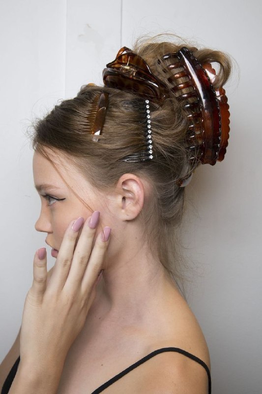 Причёска с несколькими шпильками и заколками в стеклянно-коричневых тонах, демонстрирующая, как аксессуары для волос могут работать как пауза или акцент в образе.