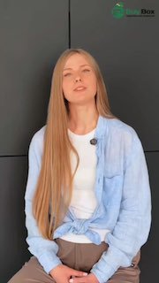 Женщина смотрит в камеру на нейтральном фоне; логотип BuyBox в углу — иллюстрация поста о платформах закупок из Китая.