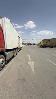 Шоссе и пустынный пейзаж с грузовым тягачом на обочине: типичный участок между странами по маршруту от Китая к Москве.