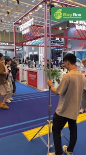 Стенд BuyBox на Кантонской выставке: посетители осматривают экспозицию у брендированного павильона, видны баннеры и оформление выставочного зала.