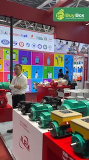 Выставочные стенды с промышленными образцами и моторами на Кантонской ярмарке; экспоненты демонстрируют оборудование посетителям у витрины.