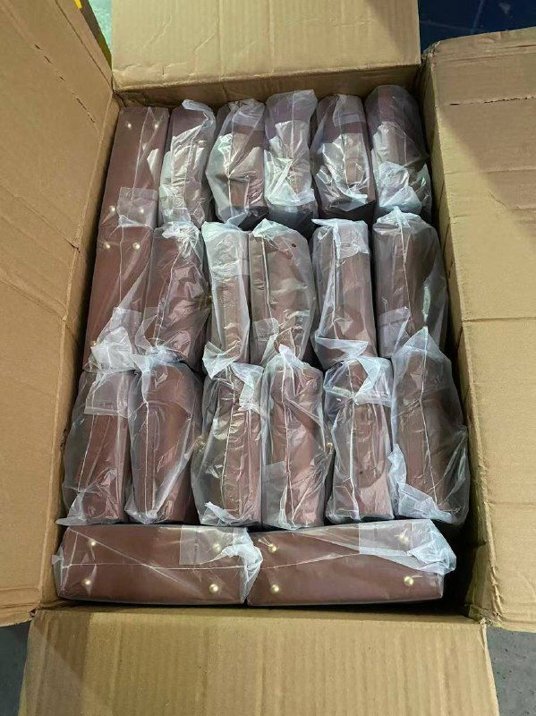 Открытая коробка с рядами упакованных коричневых сумок — визуал партии товара и способ упаковки, видно количество единиц в коробке.