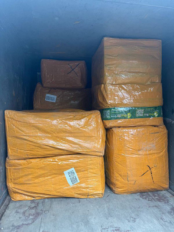 Крупные тёмно-оранжевые пакеты и коробки, уложенные в кузове — примеры нестандартной упаковки и груза, требующего приёма и проверки.