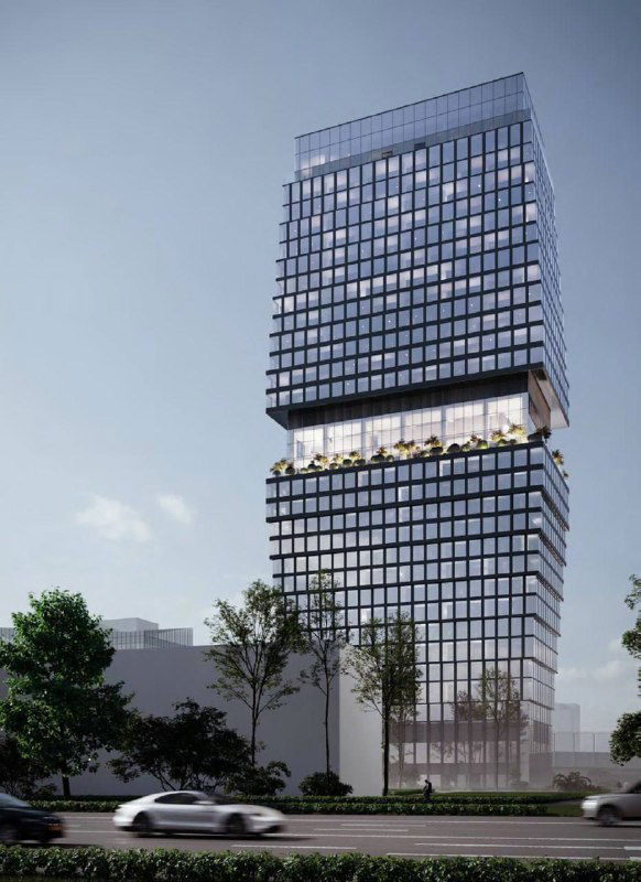 Боковой ракурс проекта Omni_tower: смещённые объёмы, видны террасы и стеклянные поверхности на фоне городской улицы с движением транспорта.