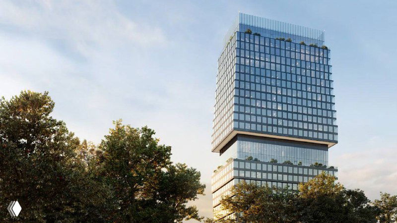 Перспективный кадр Omni_tower между кронами деревьев: верхние секции со сдвигом и однотонная остеклённая оболочка, гармония с зелёной зоной.