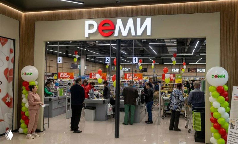 Вход в супермаркет «Реми»: вид торгового зала, покупатели у касс, стойки самообслуживания и праздничное оформление шарами у входа, интерьер магазина.