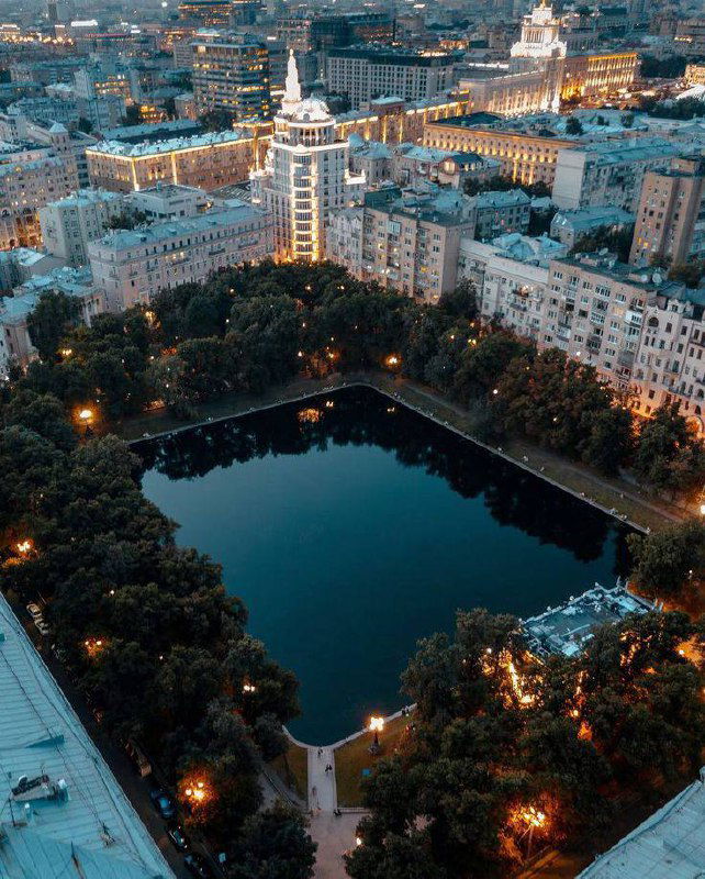 Патриаршие пруды — лидер по закрытиям ресторанов в 2025