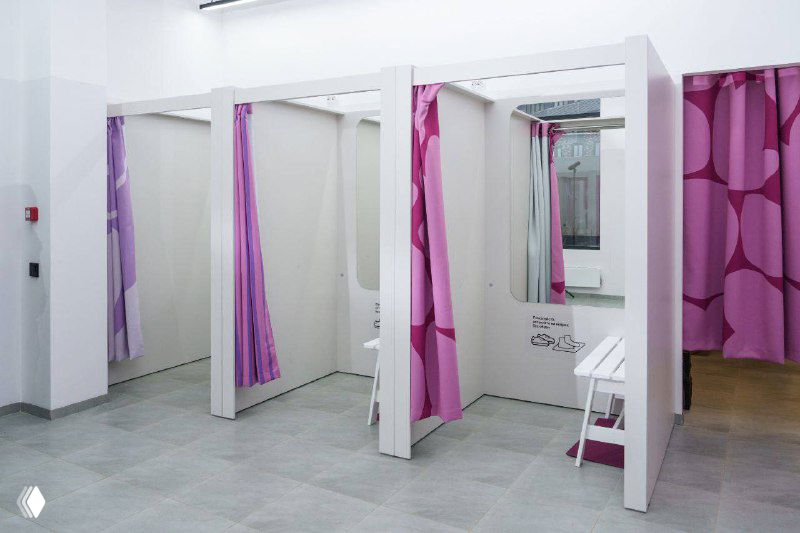 Примерочные кабины в переработанном интерьере ПВЗ: светлые перегородки и шторы светло‑сиреневого оттенка, свободное пространство для клиентов и простая навигация.