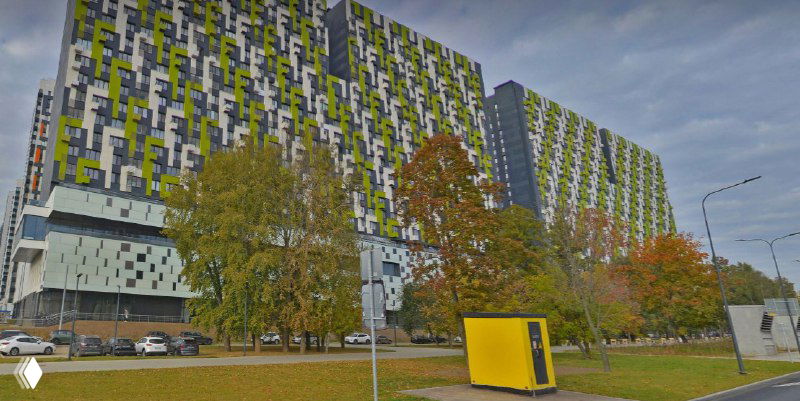 Фотореалистичная визуализация высотного многофункционального комплекса с интегрированным торговым этажом и зелёными насаждениями у фасада.