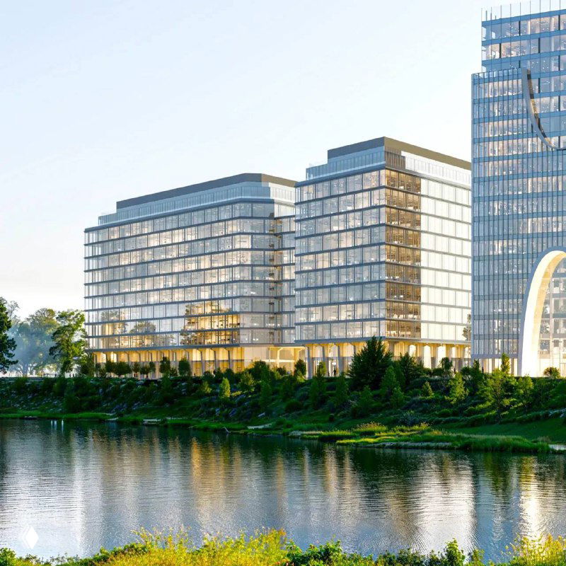 Крупный план входной сквозной арки STONE Мнёвники: панорамное остекление фасадов и архитектурный проём, ведущий к набережной.