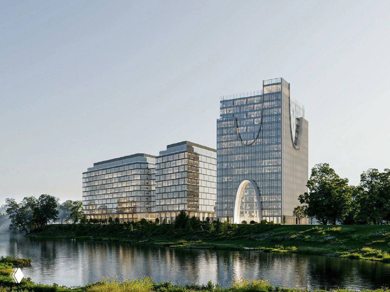 Фасад и благоустроенная прибрежная территория проекта: стеклянные фасады, пешеходные подходы и озеленённые зоны вдоль реки.