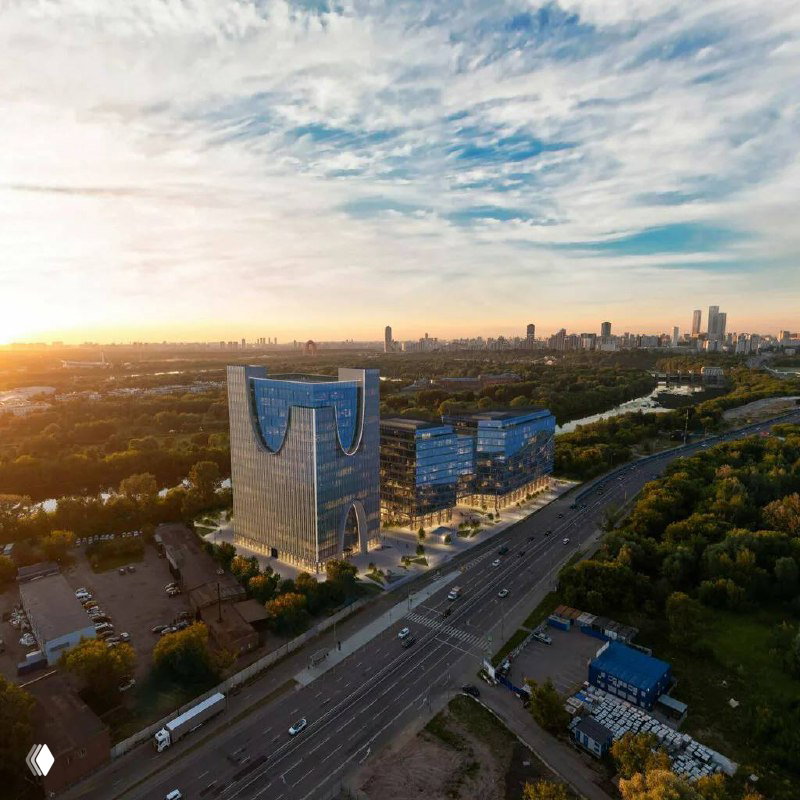 Визуализация террас и рабочих зон на верхних этажах STONE Мнёвники с панорамными видами: террасы, стекло и городской горизонт.