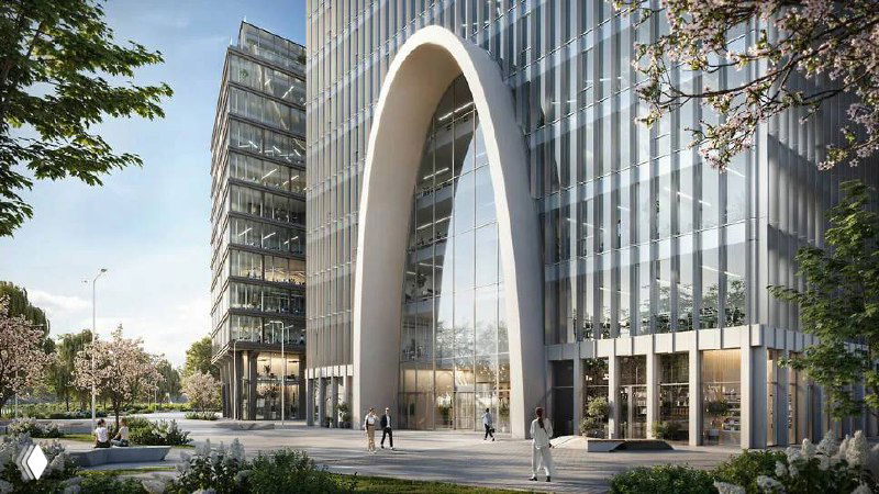 Ночной вид на офисный корпус у реки: освещённые фасады, городская застройка и отражение в водной глади набережной Москвы‑реки.