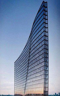 Боковой вид изогнутого стеклянного фасада делового центра: отражение неба и городской панорамы на фасадных панелях.