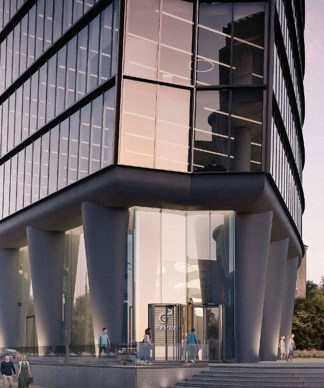 Фрагмент цоколя и входной группы: массивные опорные пилоны, стеклянные витрины и люди около входа в будущий бизнес‑центр.