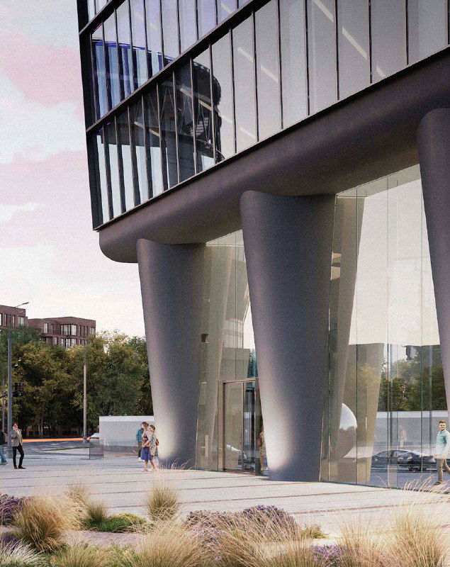 Угловой фрагмент фасада с опорными колоннами и видом на пешеходную зону у основания здания, вид в ближнем плане.