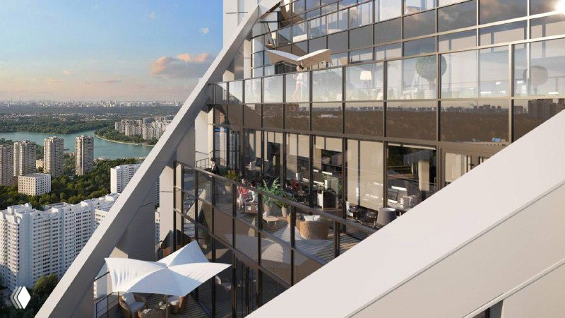 Крупный план панорамных террас и фасадного остекления на верхних этажах БЦ «Адмирал», вид на город и открытые террасы.