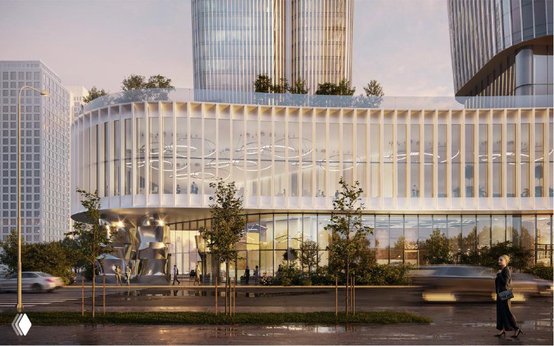 Фрагмент фасада с вертикальными ламелями и большими стеклянными витражами, люди у бордюра и планировочные решения озеленения у входа.