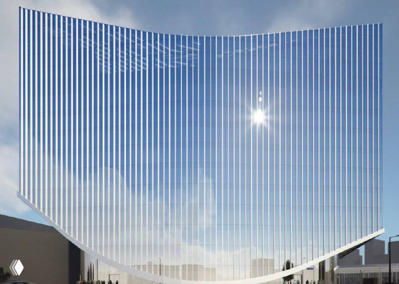 Фрагмент фасада парусообразного БЦ: вертикальные ламели и крупноформатное остекление, отражающее небо, демонстрация архитектурного решения вблизи.