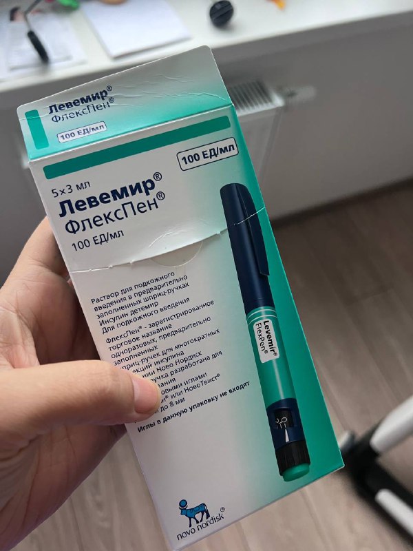 Упаковка инсулина Levemir FlexPen в руках автора — коробка и шприц-ручка на ней, средство, назначенное при гестационном диабете.