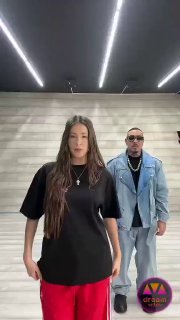 Вертикальное превью: две фигуры (женщина и мужчина) на светлом студийном фоне, кадр похож на обложку короткого видео о технике борьбы с внутренним критиком.