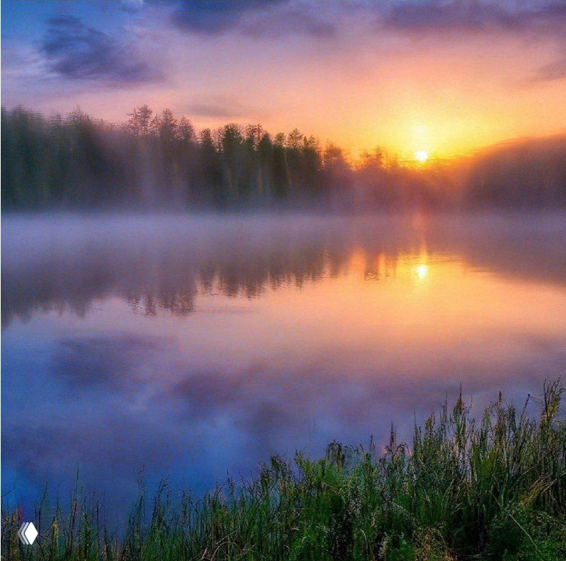 Озеро на рассвете в лёгком тумане: зеркальная гладь воды и тёплые тона солнца, передающие лёгкость и постепенное расслабление перед сном.
