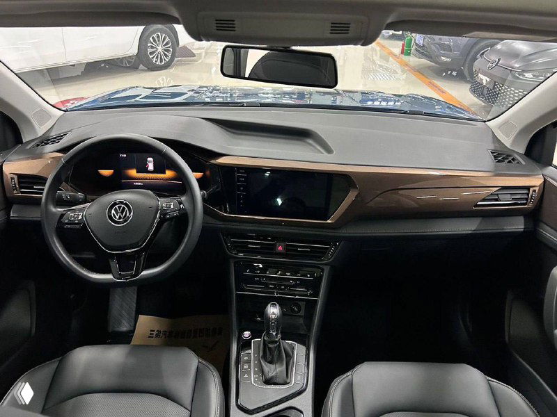 Салон Volkswagen Tharu: панель приборов, руль, мультимедиа‑дисплей и передние кресла в чёрной отделке.