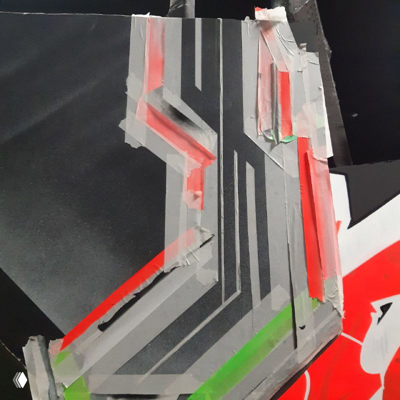 Фрагмент графики и шаблонов на чёрной стене: линии и геометрические формы в ярких неоновых цветах, подготовка к финальной росписи.