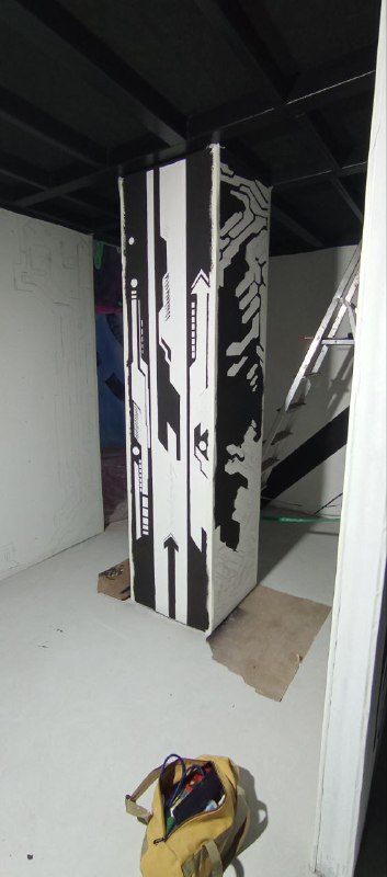 Узкий вид на боковые грани панелей: чёрно‑белая графика продолжается на кромках, видно подготовку прохода внутри локации VR.